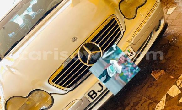 Sayi Na hannu Mercedes Viano White Mota in Cotonou a Benin
