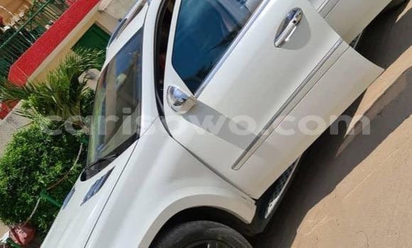 Sayi Na hannu Mercedes Viano White Mota in Cotonou a Benin