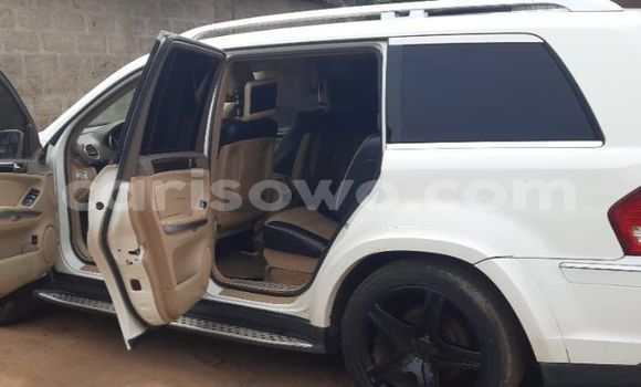 Sayi Na hannu Mercedes Viano White Mota in Cotonou a Benin Sayi Na hannu Mercedes Viano White Mota in Cotonou a Benin