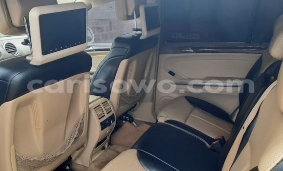 Sayi Na hannu Mercedes Viano White Mota in Cotonou a Benin Sayi Na hannu Mercedes Viano White Mota in Cotonou a Benin