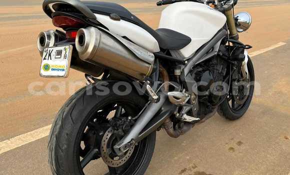 Acheter Occasion Moto Triumph Street Triple Blanc à Cotonou, Benin Acheter Occasion Moto Triumph Street Triple Blanc à Cotonou, Benin