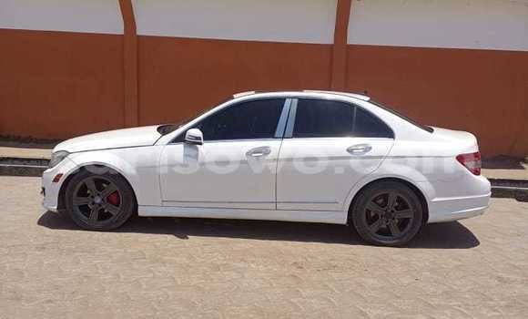Sayi Na hannu Mercedes Viano White Mota in Cotonou a Benin