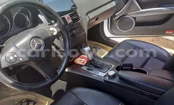 Sayi Na hannu Mercedes Viano White Mota in Cotonou a Benin Sayi Na hannu Mercedes Viano White Mota in Cotonou a Benin