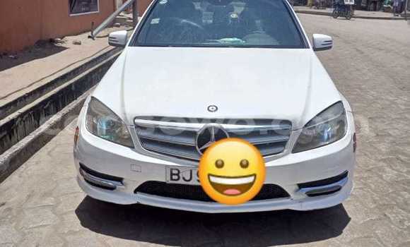 Sayi Na hannu Mercedes Viano White Mota in Cotonou a Benin Sayi Na hannu Mercedes Viano White Mota in Cotonou a Benin