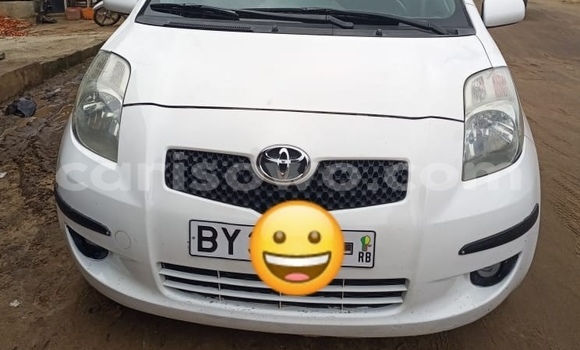 Sayi Na hannu Toyota Yaris White Mota in Cotonou a Benin