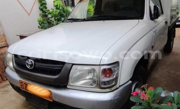 Sayi Na hannu Toyota Hilux White Mota in Cotonou a Benin Sayi Na hannu Toyota Hilux White Mota in Cotonou a Benin