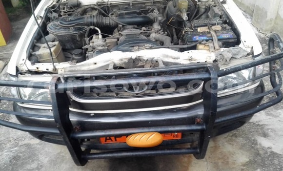 Sayi Na hannu Toyota Hilux White Mota in Abomey Calavi a Benin Sayi Na hannu Toyota Hilux White Mota in Abomey Calavi a Benin