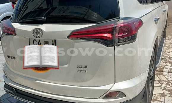 Ra Àlòkù Toyota RAV4 funfun Ọkọ̀ in Cotonou ni Benin