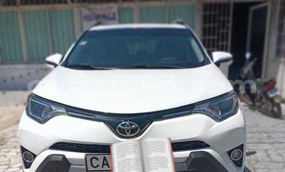 Ra Àlòkù Toyota RAV4 funfun Ọkọ̀ in Cotonou ni Benin Ra Àlòkù Toyota RAV4 funfun Ọkọ̀ in Cotonou ni Benin