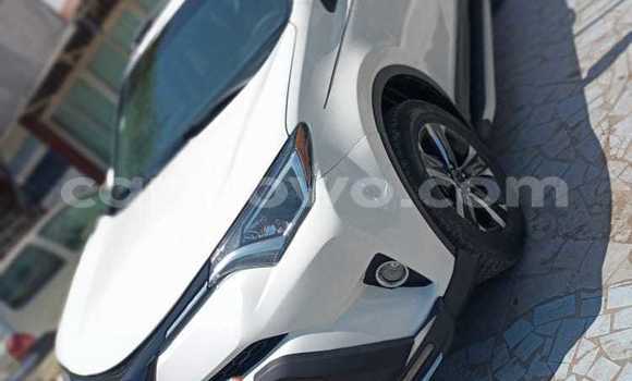 Ra Àlòkù Toyota RAV4 funfun Ọkọ̀ in Cotonou ni Benin Ra Àlòkù Toyota RAV4 funfun Ọkọ̀ in Cotonou ni Benin