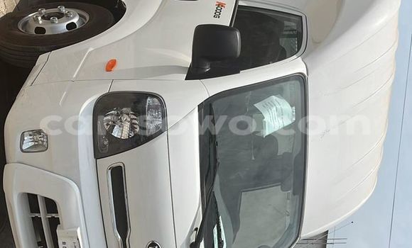 Ra Tuntun Kia Carnival funfun Ọkọ̀ in Cotonou ni Benin