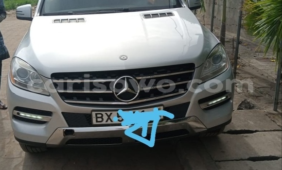 Sayi Na hannu Mercedes Viano Azurfa Mota in Cotonou a Benin