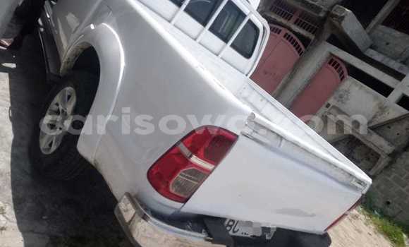 Ra Àlòkù Toyota Hilux funfun Ọkọ̀ in Cotonou ni Benin Ra Àlòkù Toyota Hilux funfun Ọkọ̀ in Cotonou ni Benin