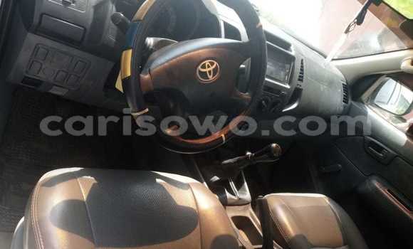 Ra Àlòkù Toyota Hilux funfun Ọkọ̀ in Cotonou ni Benin Ra Àlòkù Toyota Hilux funfun Ọkọ̀ in Cotonou ni Benin