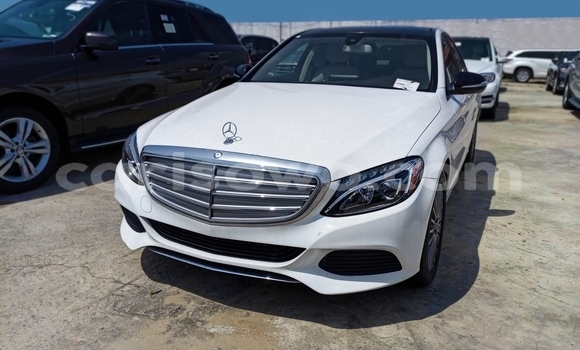 Sayi Na hannu Mercedes-Benz C–Class White Mota in Cotonou a Benin Sayi Na hannu Mercedes-Benz C–Class White Mota in Cotonou a Benin