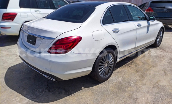 Sayi Na hannu Mercedes-Benz C–Class White Mota in Cotonou a Benin Sayi Na hannu Mercedes-Benz C–Class White Mota in Cotonou a Benin