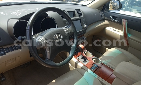 Ra Àlòkù Toyota Highlander funfun Ọkọ̀ in Cotonou ni Benin Ra Àlòkù Toyota Highlander funfun Ọkọ̀ in Cotonou ni Benin