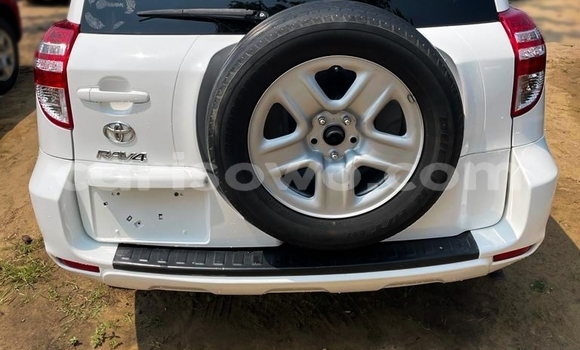 Sayi Na hannu Toyota RAV4 White Mota in Cotonou a Benin Sayi Na hannu Toyota RAV4 White Mota in Cotonou a Benin