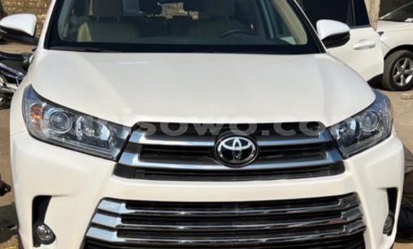 Ra Àlòkù Toyota Highlander funfun Ọkọ̀ in Abomey Calavi ni Benin