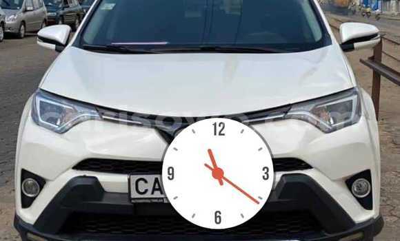 Sayi Na hannu Toyota RAV4 White Mota in Abomey Calavi a Benin