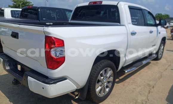 Ra Àlòkù Toyota Tundra funfun Ọkọ̀ in Cotonou ni Benin Ra Àlòkù Toyota Tundra funfun Ọkọ̀ in Cotonou ni Benin