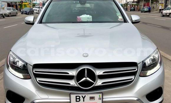 Ra Tuntun Mercedes-Benz GLC Silver Ọkọ̀ in Cotonou ni Benin