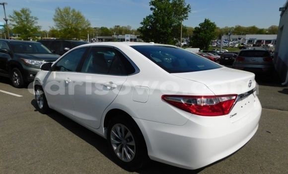 Sayi Na hannu Toyota Camry White Mota in Bembèrèkè a Benin Sayi Na hannu Toyota Camry White Mota in Bembèrèkè a Benin