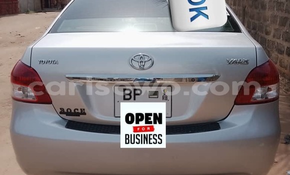 Sayi Na hannu Toyota Yaris Azurfa Mota in Porto Novo a Benin