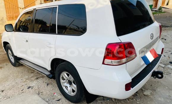 Sayi Na hannu Toyota Land Cruiser White Mota in Cotonou a Benin