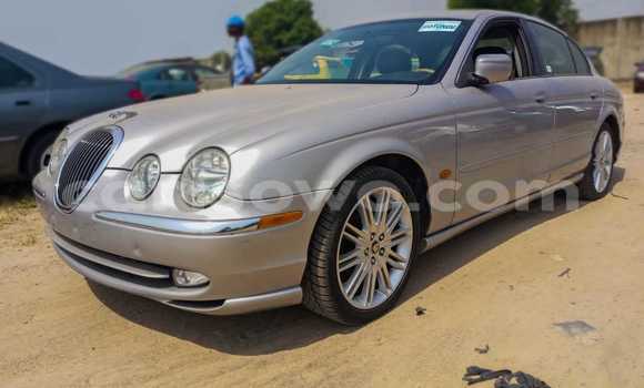 Sayi Sabo Jaguar S–Type Azurfa Mota in Cotonou a Benin