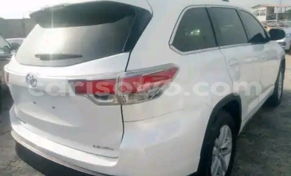 Acheter Occasion Voiture Toyota Highlander Blanc à Cotonou, Benin Acheter Occasion Voiture Toyota Highlander Blanc à Cotonou, Benin