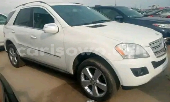Acheter Occasion Voiture Mercedes-Benz ML–Class Blanc à Cotonou, Benin Acheter Occasion Voiture Mercedes-Benz ML–Class Blanc à Cotonou, Benin