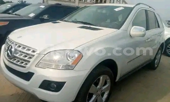 Acheter Occasion Voiture Mercedes-Benz ML–Class Blanc à Cotonou, Benin Acheter Occasion Voiture Mercedes-Benz ML–Class Blanc à Cotonou, Benin