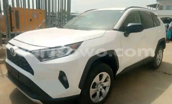 Sayi Na hannu Toyota RAV4 White Mota in Cotonou a Benin Sayi Na hannu Toyota RAV4 White Mota in Cotonou a Benin