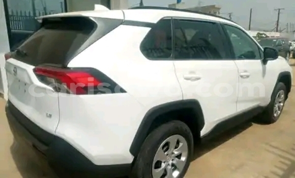 Sayi Na hannu Toyota RAV4 White Mota in Cotonou a Benin Sayi Na hannu Toyota RAV4 White Mota in Cotonou a Benin