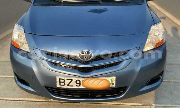 Sayi Na hannu Toyota Yaris Blue Mota in Cotonou a Benin