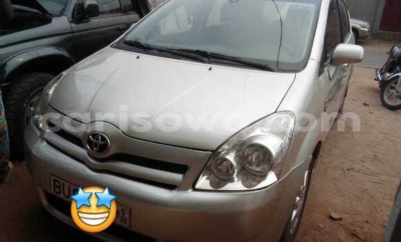 Sayi Na hannu Toyota Corolla Verso Azurfa Mota in Cotonou a Benin