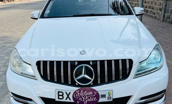 Ra Àlòkù Mercedes-Benz C–Class funfun Ọkọ̀ in Abomey Calavi ni Benin