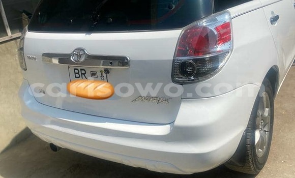 Sayi Na hannu Toyota Matrix White Mota in Cotonou a Benin