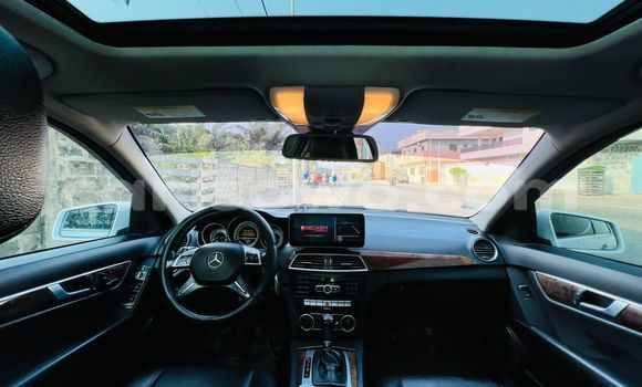 Ra Àlòkù Mercedes-Benz C-Classe funfun Ọkọ̀ in Cotonou ni Benin Ra Àlòkù Mercedes-Benz C-Classe funfun Ọkọ̀ in Cotonou ni Benin
