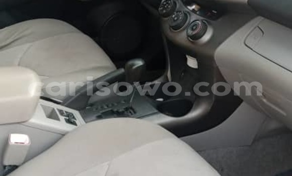 Ra Àlòkù Toyota RAV4 Silver Ọkọ̀ in Cotonou ni Benin Ra Àlòkù Toyota RAV4 Silver Ọkọ̀ in Cotonou ni Benin