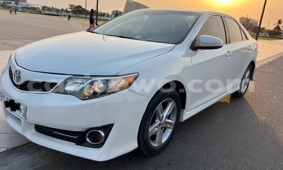 Sayi Na hannu Toyota Camry White Mota in Cotonou a Benin