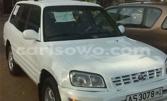 Ra Àlòkù Toyota RAV4 funfun Ọkọ̀ in Cotonou ni Benin Ra Àlòkù Toyota RAV4 funfun Ọkọ̀ in Cotonou ni Benin