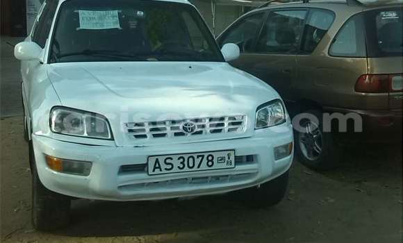 Ra Àlòkù Toyota RAV4 funfun Ọkọ̀ in Cotonou ni Benin Ra Àlòkù Toyota RAV4 funfun Ọkọ̀ in Cotonou ni Benin