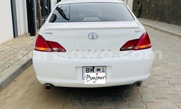 Sayi Na hannu Toyota Avalon White Mota in Cotonou a Benin