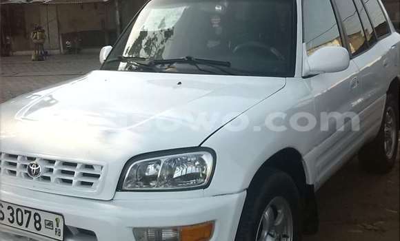 Ra Àlòkù Toyota RAV4 funfun Ọkọ̀ in Cotonou ni Benin Ra Àlòkù Toyota RAV4 funfun Ọkọ̀ in Cotonou ni Benin