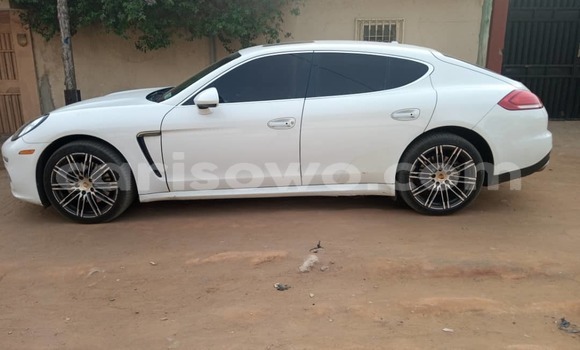 Sayi Na hannu Porsche Panamera White Mota in Cotonou a Benin Sayi Na hannu Porsche Panamera White Mota in Cotonou a Benin