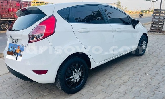 Acheter Occasion Voiture Ford Escape Blanc à Cotonou, Benin Acheter Occasion Voiture Ford Escape Blanc à Cotonou, Benin