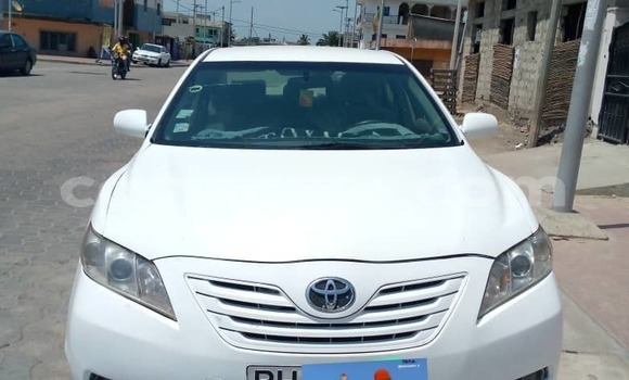 Sayi Na hannu Toyota Camry White Mota in Abomey Calavi a Benin