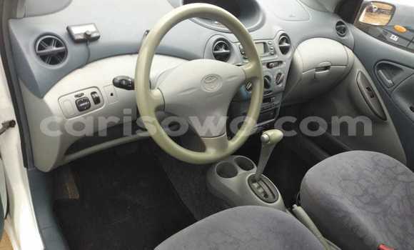 Ra Àlòkù Toyota Yaris Verso funfun Ọkọ̀ in Cotonou ni Benin Ra Àlòkù Toyota Yaris Verso funfun Ọkọ̀ in Cotonou ni Benin